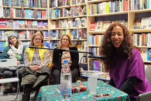 Melanie Raabe (rechts) liest vor interessiertem Publikum in Grünstadt aus ihrem neuesten Werk, „Der längste Schlaf“.
