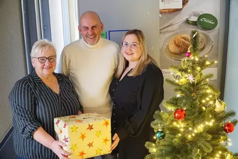 Bei der Aktion „Licht in unsere Welt“ erhalten einsame Menschen Briefe oder kleine Geschenke von den Sozialstationen. Unser Bild