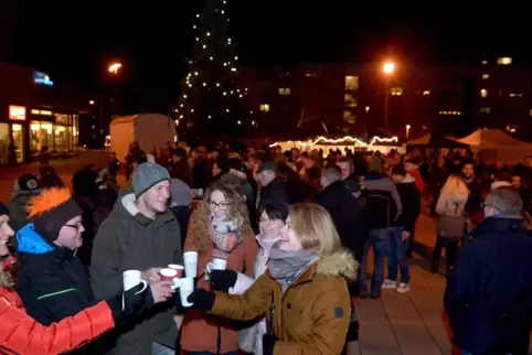 Adventsmarkt: gute Stimmung auf dem Berliner Platz.