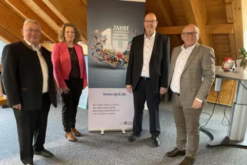 Das neue Team an der Spitze der Verbandsgemeinde Römerberg-Dudenhofen: (von links) zweiter Beigeordneter Manfred Hook, Bürgermei