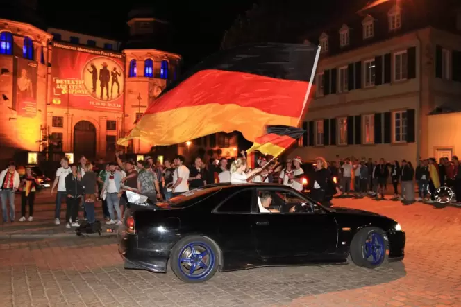 Kreisverkehr vor dem Historischen Museum: Dass dort gefeiert wird – wie bei der Fußball-EM 2016 – ist eine Ausnahme. Ansonsten i Kreisverkehr vor dem Historischen Museum: Dass dort gefeiert wird – wie bei der Fußball-EM 2016 – ist eine Ausnahme. Ansonsten i