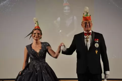 Jubiläumsprinz Vino Palatina 77. Pauline I. zusammen mit KVN-Ehrenpräsident Peter Hoffmann bei der Inthronisierung am 9. Novembe