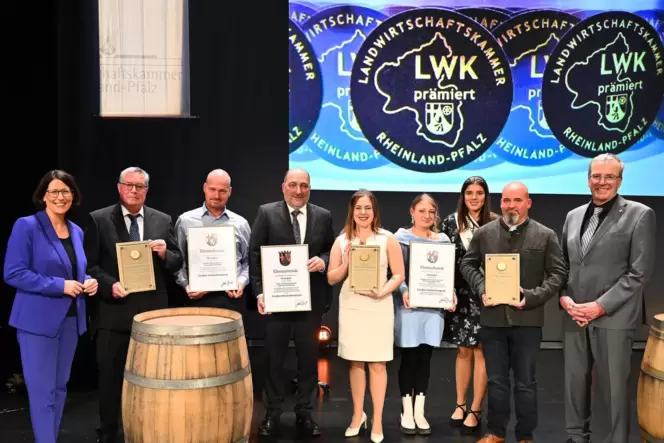 Weinbauministerin Daniela Schmitt (links) hat mit der Pfälzischen Weinkönigin Denise Stripf (Mitte), der Deutschen Destillatköni