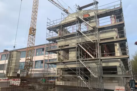 Platz für Klassenräume, Küche und Speisesaal: Der Anbau an die Moorbachtal-Grundschule in Steinwenden soll bis Ende 2025 fertig 