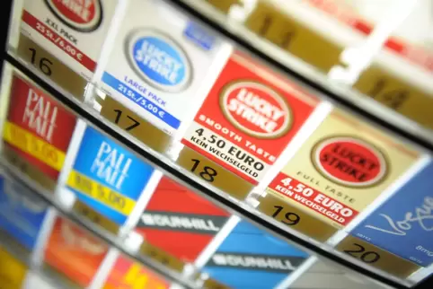 Zigarettenautomat: Geld haben die Täter keins erbeutet, der Automat war bargeldlos. 