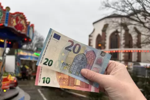 Was können sich zwei Erwachsene und zwei Kinder mit 30 Euro Budget auf einem Weihnachtsmarkt leisten? 