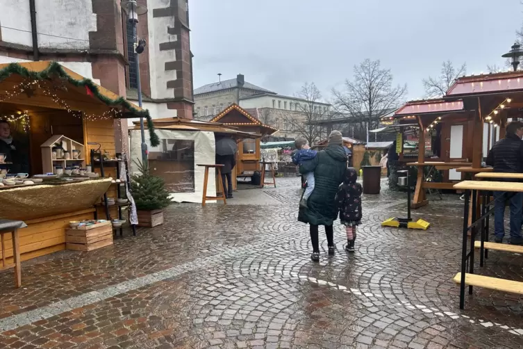Wer mit Kindern auf dem Weihnachtsmarkt unterwegs ist, sollte bedenken, dass die nicht &bdquo;nur&ldquo; was essen wollen. 