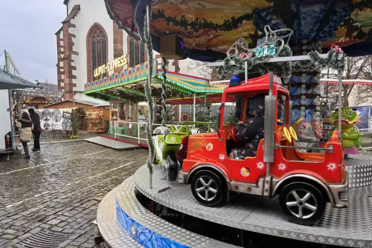 Hauptsache die Kinder haben im Feuerwehrauto auf dem Karussell ihren Spa&szlig;.