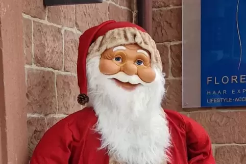 Vermisst: eine zweieinhalb Meter große Weihnachtsmann-Figur. 