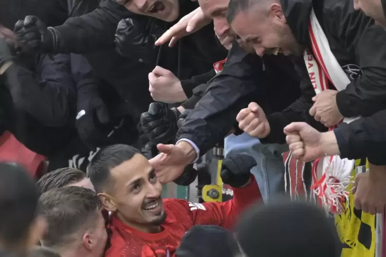 Gelebte Geschlossenheit: Kenny Prince Redondo feiert seinen Treffer zum 2:0 im Derby mit Fans der Roten Teufel auf der Westtrib&uuml;