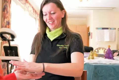 Macht eine Handmassage für Senioren: Claudia Courtin aus Maßweiler. 