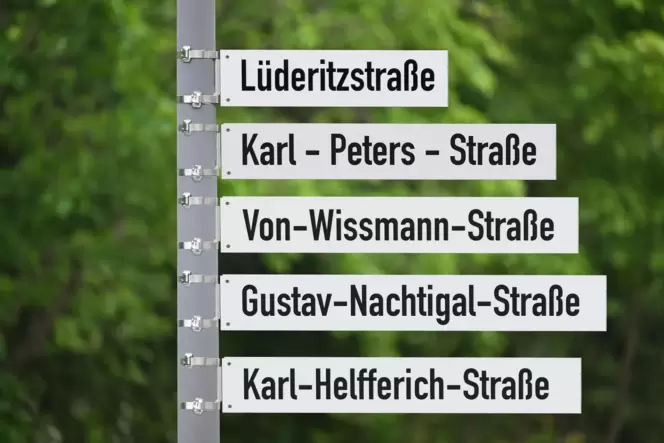 Ihre Zeit läuft ab: Straßenschilder mit belasteten Namen. Ihre Zeit läuft ab: Straßenschilder mit belasteten Namen.