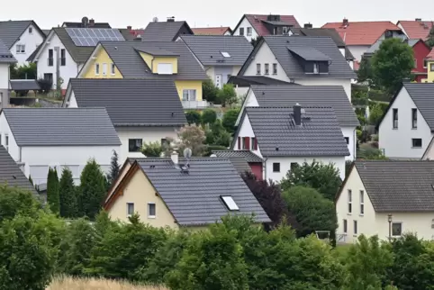 Grundsteuer: Alle Gebäudeeigentümer werden zur Kasse gebeten und können die Kosten auf ihre Mieter umlegen. 