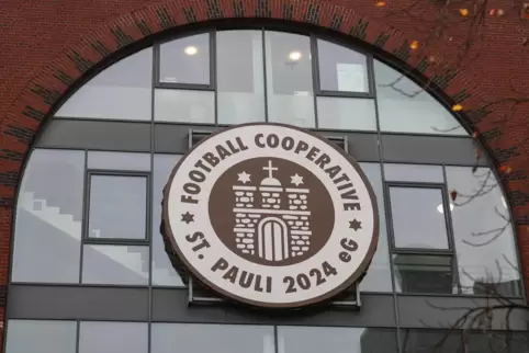 Auf geht’s GenosseDer links der Mitte positionierte FC St. Pauli setzt das Genossenschaftsthema mit Leichtigkeit um. Dort wird b