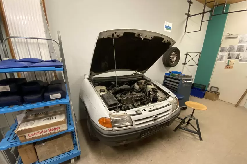 Auch Bewegungsabläufe, wie unter einem Auto liegen und dort Reparaturarbeiten ausführen, können im BG Rehazentrum geübt werden.
