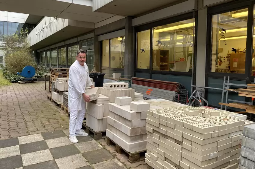 Oberarzt Franz-Peter Maichl zeigt, wo Unfallverletzte während der Reha ihre Kräfte testen und Mauern hochziehen sowie wieder zur