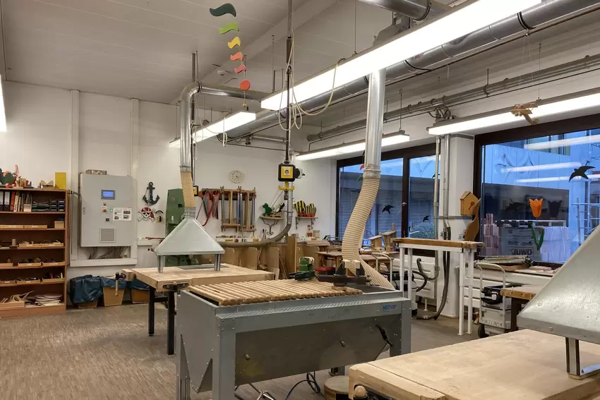 Blick in die Holzwerkstatt, in der Unfallverletzte während der Reha verschiedene Dinge selbst herstellen können.