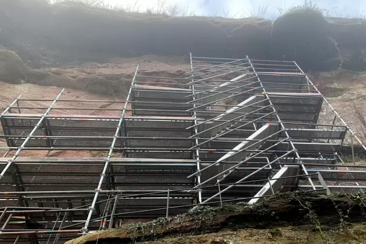 Die alte Holztreppe wird durch eine neue Stahlkonstruktion ersetzt. 