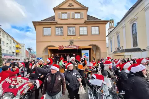 Die Riding Santas sangen auf dem Frankenthaler Weihnachtsmarkt eine umgedichtete Version von „Jingle Bells“. 