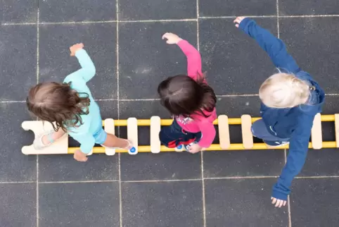 Balance-Übung in einer Kita: Kinder mit und ohne Behinderungen sollen gemeinsame Erfahrungen machen können. 