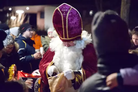 Per Traktor war der Nikolaus am Freitag in Wachenheim unterwegs und sorgte für viel Kinderlachen. 