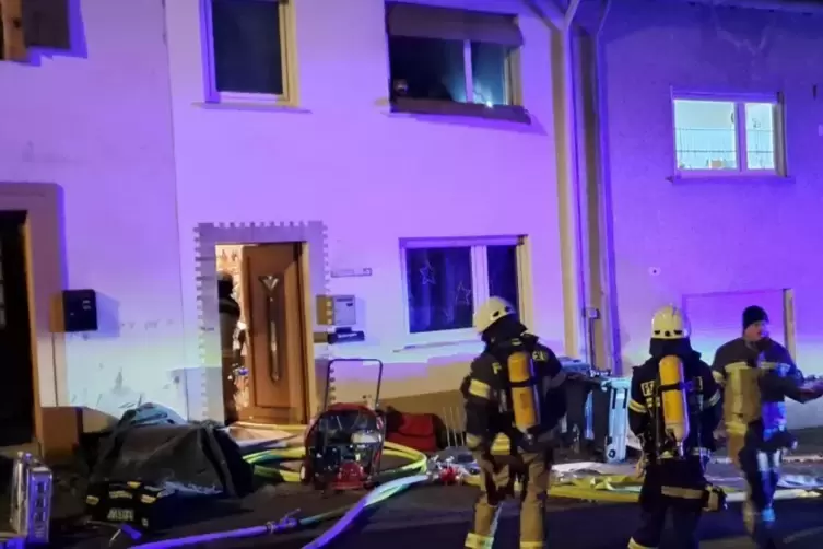 Der Brand war dank der Feuerwehrkräfte zügig gelöscht. Doch der Ruß verteilte sich dem Familienvater zufolge im ganzen Haus. In 