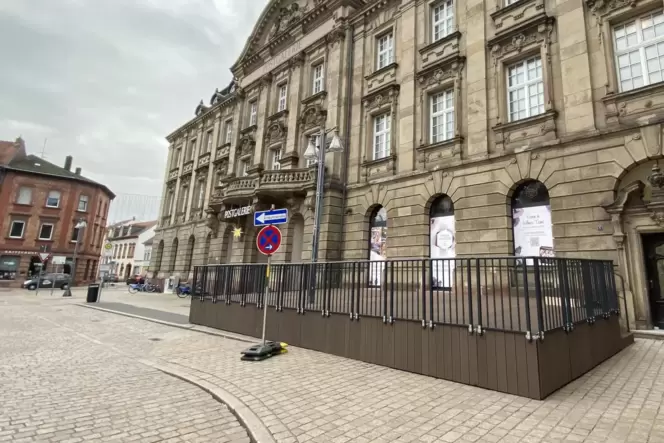 Verkehrsraum eingeschränkt: Podest vor der Postgalerie. Verkehrsraum eingeschränkt: Podest vor der Postgalerie.