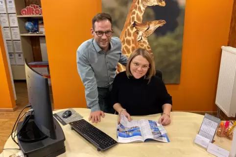 Jan und Laura Schindler leiten seit September das City Reisebüro in der Fußgängerzone. 