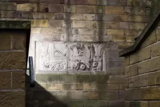 Dieses Relief ist in den Treppenaufgang zur Kirche in St. Julian eingemauert. Es ist ein Abguss des am besten erhaltenen Fundame