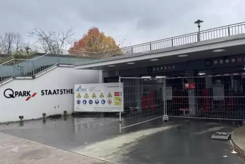 Seit den Schäden, die das Pfingsthochwasser verursacht hat, ist das Parkhaus am Staatstheater in Saarbrücken dicht. 450 Parkplät