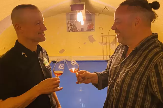 Benjamin Niemann und Martin Schowalter stoßen auf ihr Whiskey-Projekt an. Benjamin Niemann und Martin Schowalter stoßen auf ihr Whiskey-Projekt an.