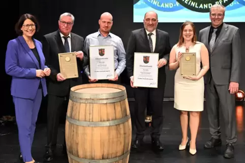 Ministerin Daniela Schmitt (links) und Kammerpräsident Michael Horper (rechts) ehren die besten Winzer des Landes.