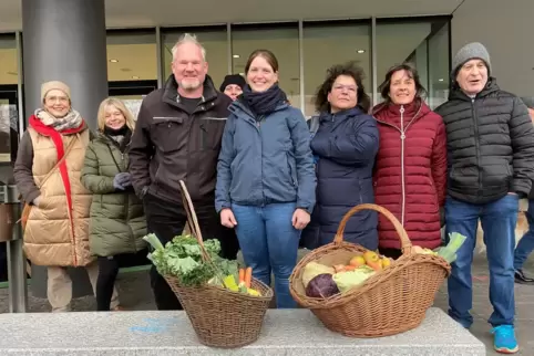Protest am Pfalzbau: Mitglieder der Bürgerinitiative (BI) „Unser Süden muss grün bleiben“. In der Mitte Landwirtin Stefanie Mick