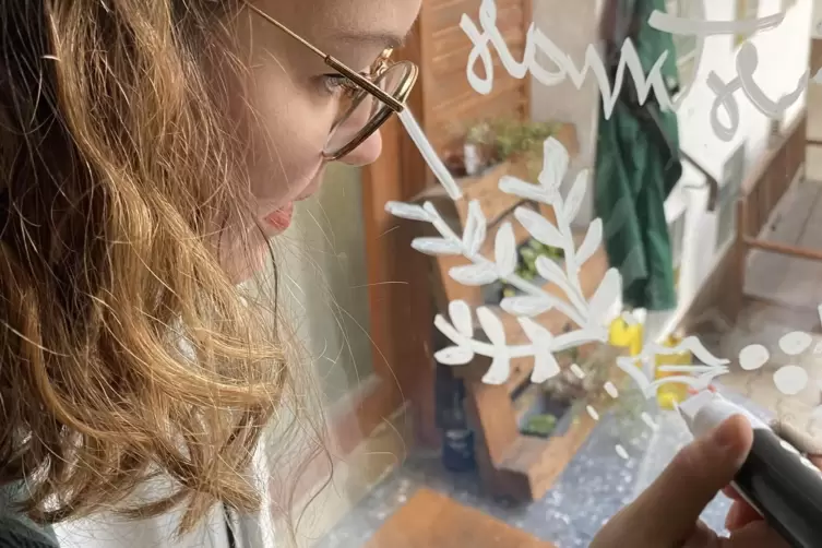 Ruckzuck war das Fenster weihnachtlich verziert.