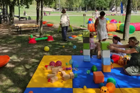 Der Baby-Bewegungsanhänger bietet zahlreiche Möglichkeiten und kann etwa für Feste angefordert werden. 