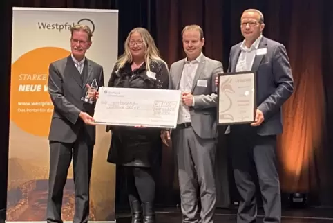 Ehrenpreis-Verleihung (von links): Gerhard Braun, Vorsitzender des ZRW-Kuratoriums, Florence Asmus, Jürgen Adam und Kai Landes. 