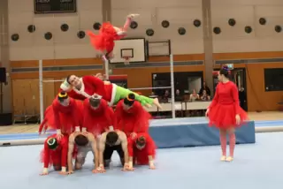 Das Trainerteam des Turn-Teams Sickingen erzählt die Weihnachtsgeschichte „Der Grinch“ auf akrobatisch-lustige Art.