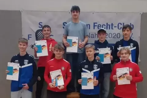 Fynn Lehner (hinten, Zweiter von links) von der VT Zweibrücken gewann die Landesmeisterschaften im Florettfechten in der U17-Alt Fynn Lehner (hinten, Zweiter von links) von der VT Zweibrücken gewann die Landesmeisterschaften im Florettfechten in der U17-Alt