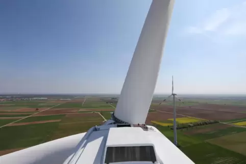 Blick von einer Windkraftanlage am Gollenberg. 