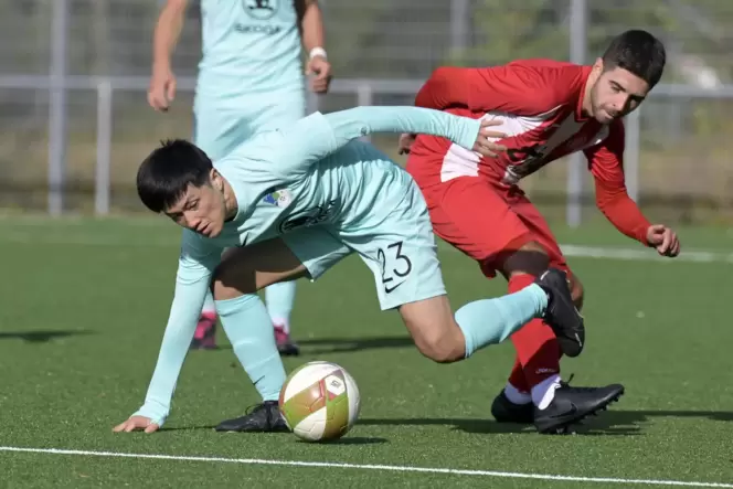 Einer der Erfahrenen: LSC-Spieler Eleftherios Potsis (rechts) gegen Büchelbergs Kazuaki Nishinaka. Einer der Erfahrenen: LSC-Spieler Eleftherios Potsis (rechts) gegen Büchelbergs Kazuaki Nishinaka.