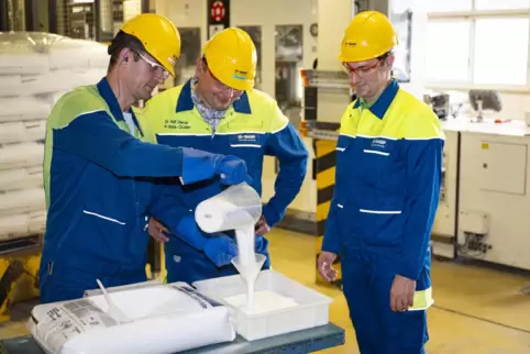Mitarbeiter der BASF begutachten eine Probe Ammoniumchlorid, auch als Salmiak bekannt, aus der erweiterten Produktionsanlage im 