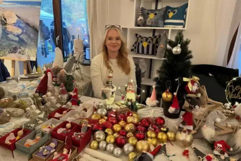 Sandra Münzenberger liebt es, weihnachtliche Dekorationen anzufertigen. Neben lustigen Wichteln stellt sie zum Beispiel Weihnach