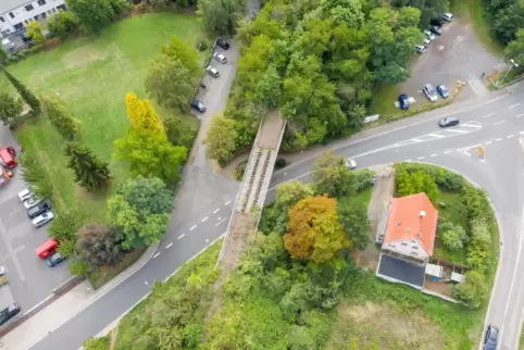 Trasse des geplanten Radwegs Leininger Tal: Er sollte in Kleinkarlbach über das einstige Bahn-Viadukt geführt werden. 