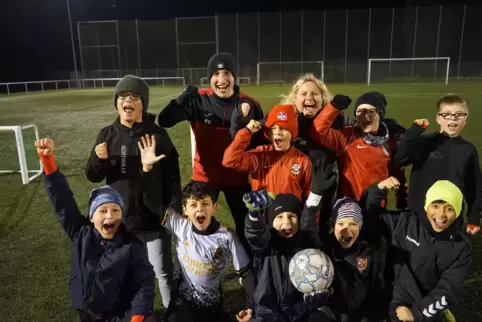 Gabi Hack und Patrick Wägner (hinten, von links) mit E-Jugend-Kickern des ASV.