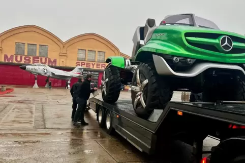 Die ersten Fahrzeuge sind bereits angeliefert, darunter auch das Showcar zum 60. Geburtstag von Unimog. Die ersten Fahrzeuge sind bereits angeliefert, darunter auch das Showcar zum 60. Geburtstag von Unimog.