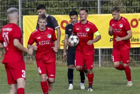 Der erste Versuch: Steinbachs Kapitän Hendrik Schwab (mit Ball) traf per Strafstoß zum 2:2 im Donnersbergderby beim TuS Rüssinge