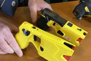 Der bisherige Taser (vorne) und das verbesserte Nachfolgemodell.