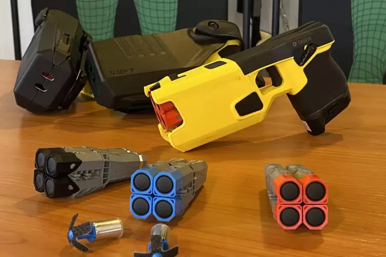Der neue Taser mit schwarzer, funktionsloser &Uuml;bungskartusche, mit stromlosen Klettpfeilen (blau) und stromf&uuml;hrenden Pfeilen (rot