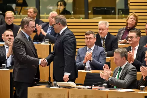 Thüringens nun ehemaliger Ministerpräsident Bodo Ramelow (links) gratuliert seinem Nachfolger Mario Voigt. 