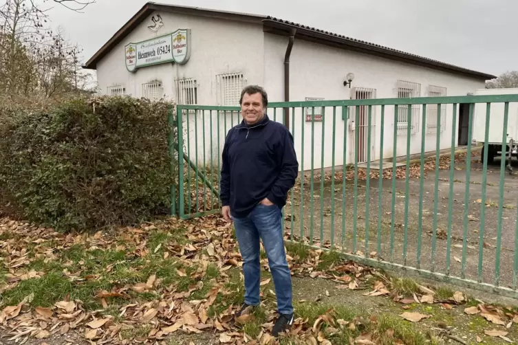 Vorsitzender Dieter Pook vor dem Vereinsheim.